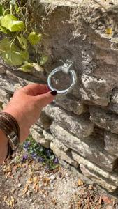 una mano sosteniendo un anillo en un muro de piedra en T2 avec terrasse privée, en La Rochelle 3 fotos más