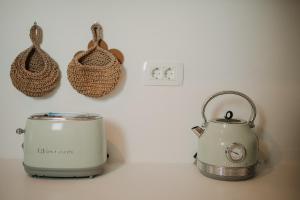 a toaster and a tea pot on a counter at Venue Villas - Folegandros in Áno Meriá