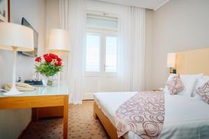 Ein Bett oder Betten in einem Zimmer der Unterkunft ASTORIA Hotel Opatija