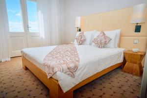 Ein Bett oder Betten in einem Zimmer der Unterkunft ASTORIA Hotel Opatija