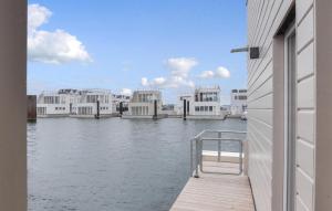 Výhled na řeku, která protéká v blízkosti ubytování na lodi + 7 fotografií