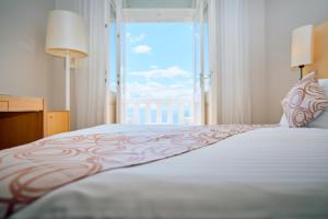 Ein Bett oder Betten in einem Zimmer der Unterkunft ASTORIA Hotel Opatija