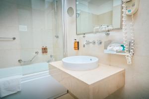 Ein Badezimmer in der Unterkunft ASTORIA Hotel Opatija