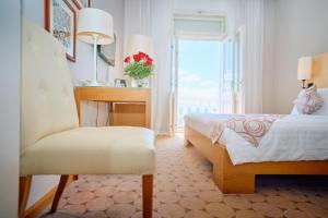 Ein Bett oder Betten in einem Zimmer der Unterkunft ASTORIA Hotel Opatija