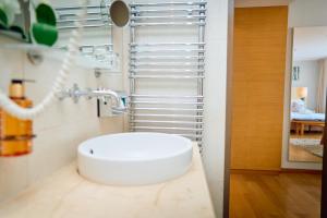 Ein Badezimmer in der Unterkunft ASTORIA Hotel Opatija