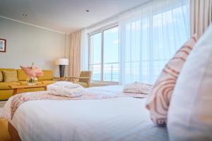 Ein Bett oder Betten in einem Zimmer der Unterkunft ASTORIA Hotel Opatija