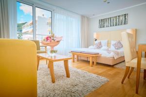 ein Wohnzimmer mit einer Couch und einem Tisch in der Unterkunft ASTORIA Hotel Opatija in Opatija