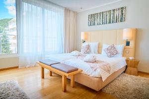 Ein Bett oder Betten in einem Zimmer der Unterkunft ASTORIA Hotel Opatija
