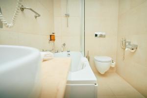 Ein Badezimmer in der Unterkunft ASTORIA Hotel Opatija