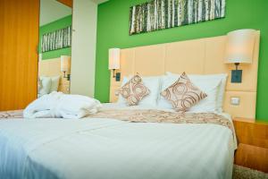 Ein Bett oder Betten in einem Zimmer der Unterkunft ASTORIA Hotel Opatija