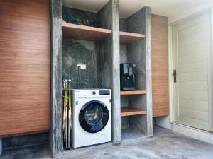 パンタイチェナンにあるArchstudio Villaの洗濯機、乾燥機(ドアの隣の部屋)