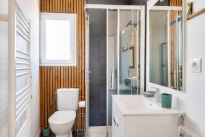 a bathroom with a toilet and a sink and a shower at 180m de la plage, quartier animé studio 2 personnes in La Tranche-sur-Mer