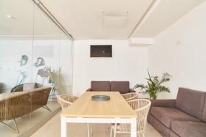 salon ze stołem i krzesłami w obiekcie Apartamentos Mar i Vent w mieście San Antonio