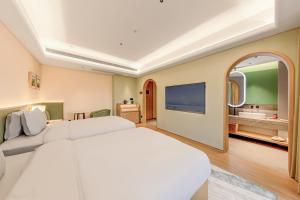 Postel nebo postele na pokoji v ubytování Tunchang Xiangshan Yunju Hotel