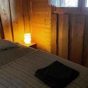 Uma cama ou camas num quarto em Le petit chalet des Greys