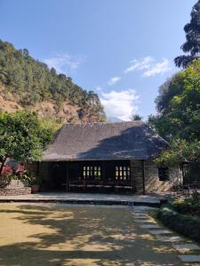 GhumthāngにあるThe Last Resort - Safari Tentの山を背景にした建物