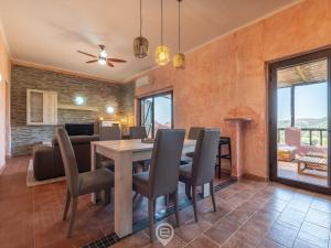 une salle à manger avec une table et des chaises dans l'établissement Blue Eden Vista, à Domus de Maria