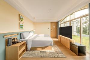 Postel nebo postele na pokoji v ubytování Tunchang Xiangshan Yunju Hotel