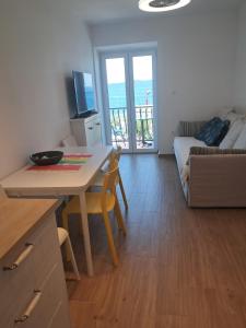 TV a/nebo společenská místnost v ubytování Apartman Port East