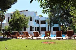 Κήπος έξω από το Meşe Hotel