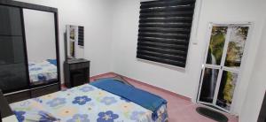 Ένα ή περισσότερα κρεβάτια σε δωμάτιο στο Homestay Ayah Chik