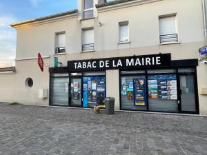 a taza de la marne store on a street at Le cocon du centre ville in Torcy +45 photos