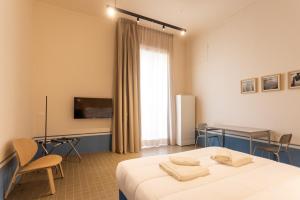 una habitación de hotel con una cama y un escritorio en Don Vittorio a Chiaia, en Nápoles