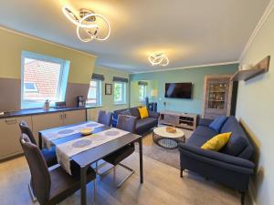 TV/Unterhaltungsangebot in der Unterkunft Strandvillen Binz - Ferienwohnung mit Panoramablick, 2 Schlafzimmern und Balkon SV-715