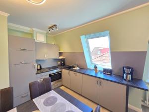 Küche/Küchenzeile in der Unterkunft Strandvillen Binz - Ferienwohnung mit Panoramablick, 2 Schlafzimmern und Balkon SV-715