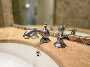 ein Waschbecken mit einem verchromten Wasserhahn im Bad in der Unterkunft Strandvillen Binz - Ferienwohnung mit Panoramablick, 2 Schlafzimmern und Balkon SV-715 in Binz + 14 Fotos
