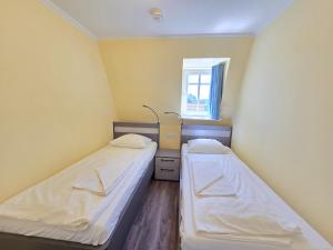 Ein Bett oder Betten in einem Zimmer der Unterkunft Strandvillen Binz - Ferienwohnung mit Panoramablick, 2 Schlafzimmern und Balkon SV-715