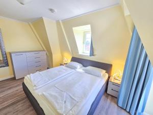 ein Schlafzimmer mit großem Bett und Fenster in der Unterkunft Strandvillen Binz - Ferienwohnung mit Panoramablick, 2 Schlafzimmern und Balkon SV-715 in Binz