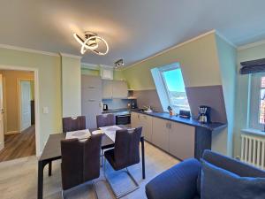 Küche/Küchenzeile in der Unterkunft Strandvillen Binz - Ferienwohnung mit Panoramablick, 2 Schlafzimmern und Balkon SV-715