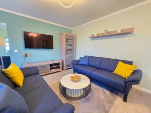 Ein Sitzbereich in der Unterkunft Strandvillen Binz - Ferienwohnung mit Panoramablick, 2 Schlafzimmern und Balkon SV-715