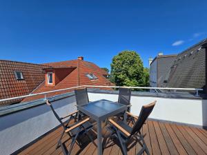 Ein Balkon oder eine Terrasse in der Unterkunft Strandvillen Binz - Ferienwohnung mit Panoramablick, 2 Schlafzimmern und Balkon SV-715