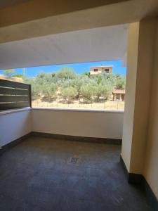 Habitación vacía con ventana grande con árboles en Loft 421, en Roma