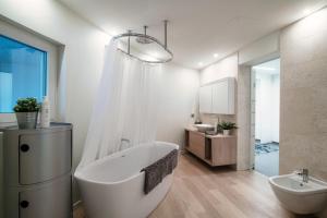 Kúpeľňa v ubytovaní The Art House - by MyHomeInComo + 31 fotografií