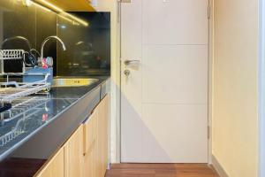 RawalembangにあるGood and Simply Studio Tokyo Riverside PIK 2 Apartment By Travelioの白いキャビネットとシンクのあるキッチン +5枚の写真