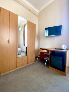 Televízia a/alebo spoločenská miestnosť v ubytovaní Pető Apartman