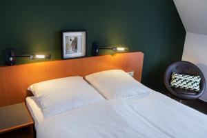 Postel nebo postele na pokoji v ubytování ACHAT Hotel Heppenheim