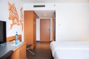 Postel nebo postele na pokoji v ubytování ACHAT Hotel Heppenheim