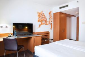 TV a/nebo společenská místnost v ubytování ACHAT Hotel Heppenheim