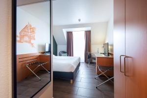 Postel nebo postele na pokoji v ubytování ACHAT Hotel Heppenheim