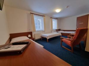 Rúm í herbergi á Hotel Lesní Chata