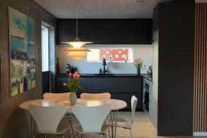 Η κουζίνα ή μικρή κουζίνα στο CONRADSBREKKA Luxury Apartment in Central Tórshavn +31 φωτογραφίες