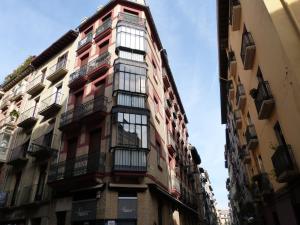 un edificio de apartamentos en la ciudad de París en Navarra Chic Apartment & Terrace en Pamplona