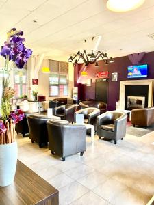 TV a/nebo společenská místnost v ubytování Brit Hotel Lyon Nord Dardilly