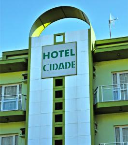 un cartel de cartucho de hotel en el lateral de un edificio en Hotel Cidade, en Passos
