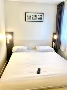 Postel nebo postele na pokoji v ubytování Brit Hotel Lyon Nord Dardilly + 12 fotografií