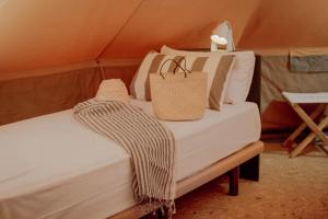 A bed or beds in a room at Tres Estrellas Costa Brava